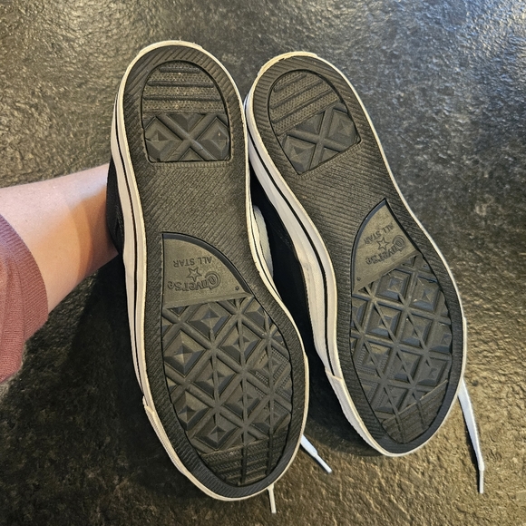 Chuck Taylor hightop Converse shoes - Picture 10 of 16